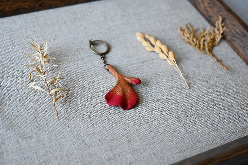 冬天的太陽悄悄地將小葉子染上了夕陽的紅，讓寒冷冬天微微的暖和了。 微微原創設計純手工製作，飾品上的每一刻每一畫都述說著我們給予的祝福。