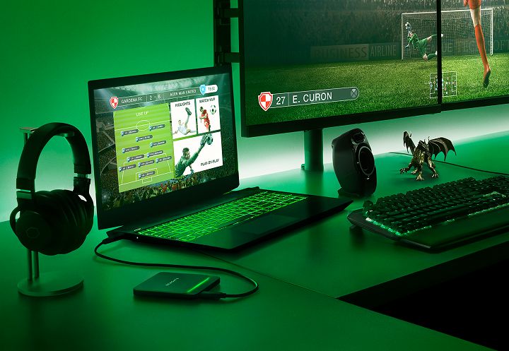 綠色 LED 燈光其實是呼應 Seagate 旗下 BarraCuda 系列產品線的主要色調，跟 Razer 沒有關係喔～