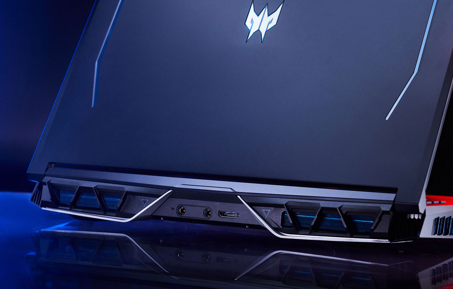 機身後側可的散熱孔在設計上頗具巧思，獨特的幾何風格手法讓筆電多了不少視覺亮點。