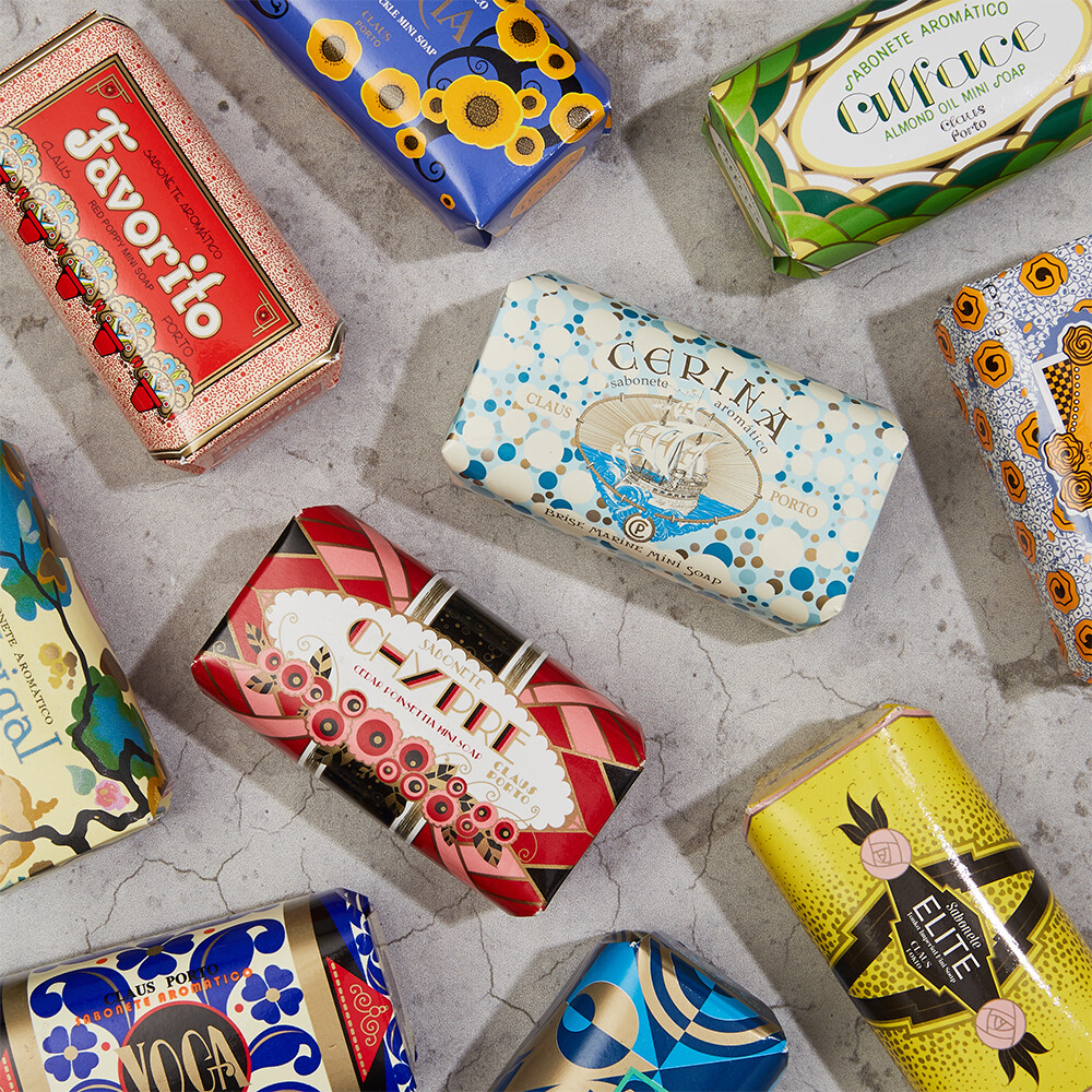 至今仍遵循著舊世界工藝繁複的7道製作工序，讓天然植物香氛與多種高純度植物油脂滋潤肌膚，在反覆多次攪拌，多層壓製成扎實質感，並經長時間自然乾燥，讓氣味持久溫和飄散，泡沫更豐富細緻。 用法：將香皂沾濕搓揉