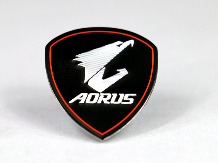 立體的AORUS獵鷹銘牌可以貼在主機上，讓技嘉科技的鷹粉們點好信仰價值。 
