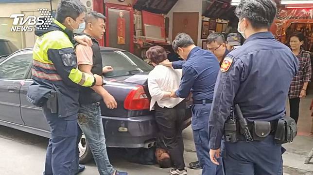違停拒移車 婦撕封條阻拖吊涉妨害公務 Tvbs Line Today