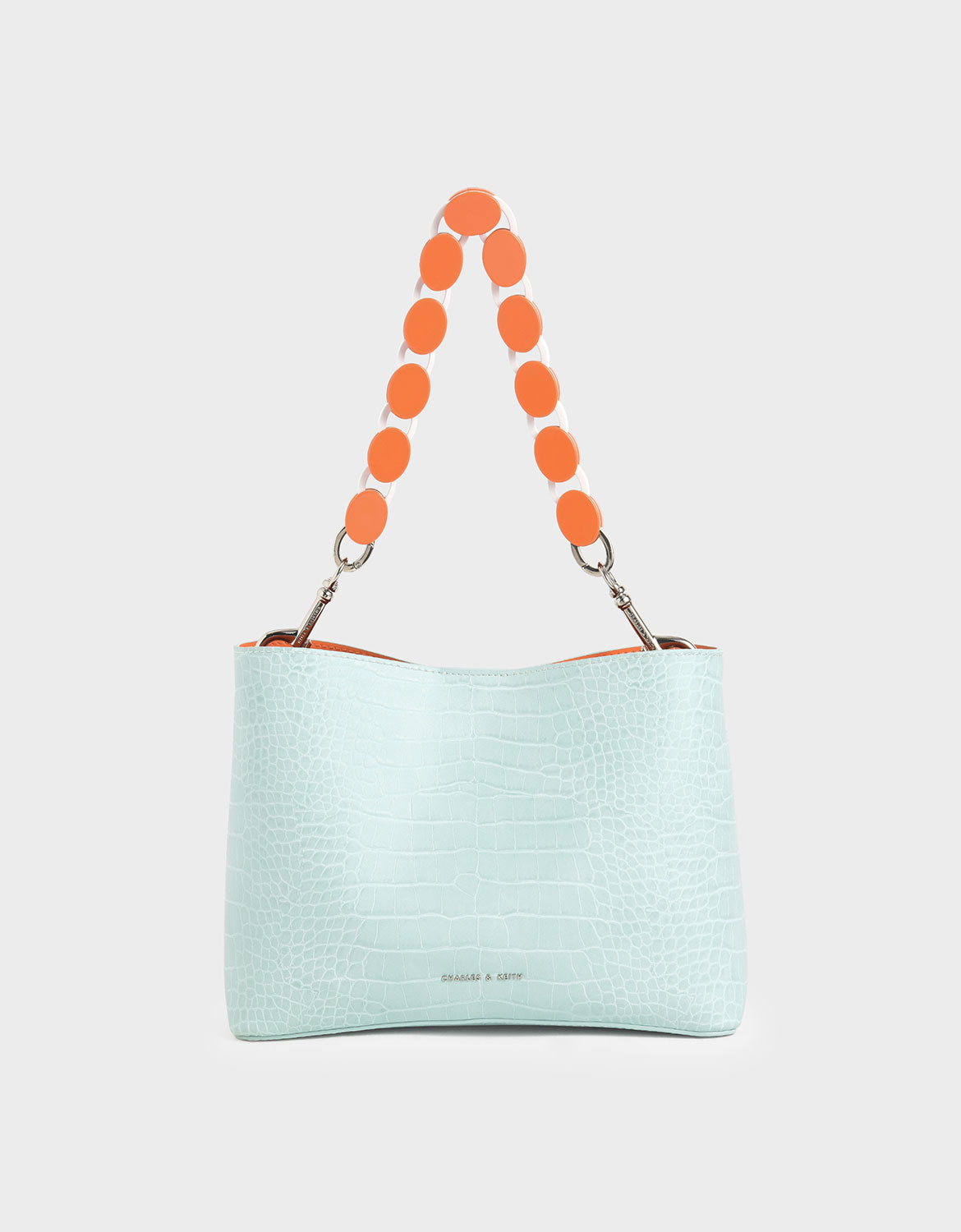 洋溢熱情活力的矚目設計，再多看一眼，鱷魚壓紋的細緻質感與壓克力鍊條的鮮明個性，結合出兼具時髦與實用的夢幻逸品。