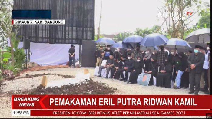 Update prosesi pemakaman almarhum Eril, Ridwan Kamil dan Atalia Paratya di sisi makam menaburkan bunga pertama.