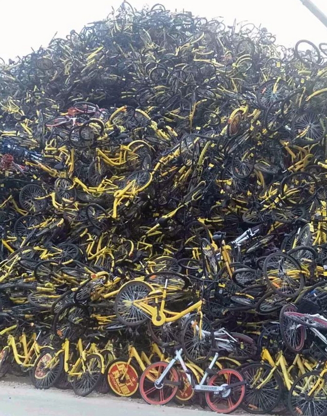 廈門新地標：由上萬輛被沒收的共享單車所堆成的共享單車墳場