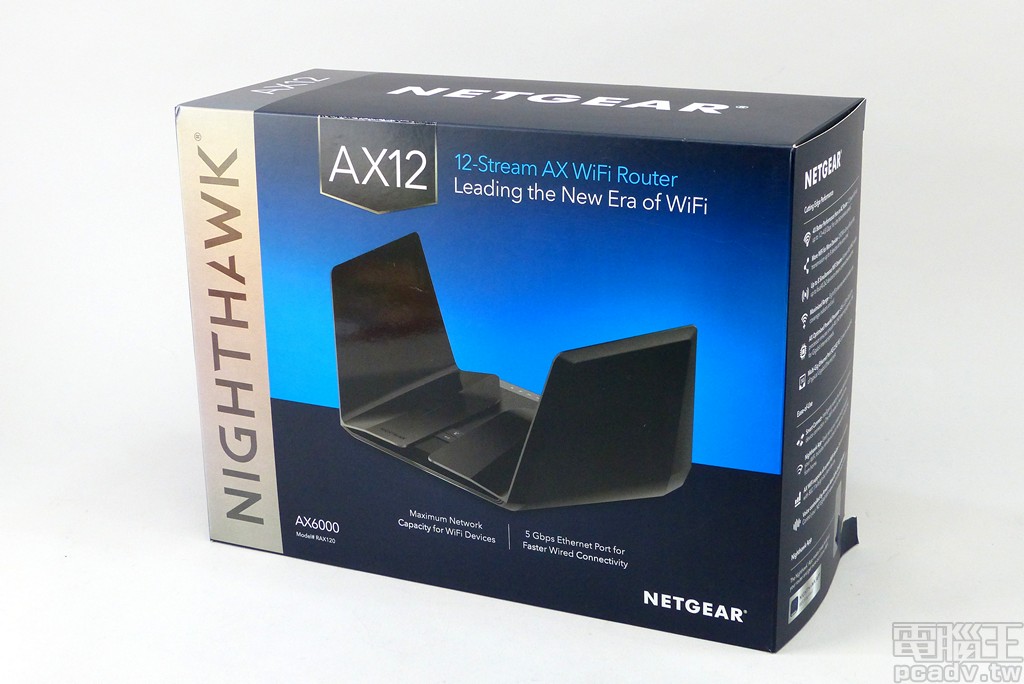 ▲ Netgear Nighthawk AX12 RAX120 外包裝採用與先前 RX8 RAX80 相同的外包裝設計風格，AX12 字樣放大標示，採用 Qualcomm 解決方案總共提供 12 條空間流（2.4GHz 與 5GHz 加總）。