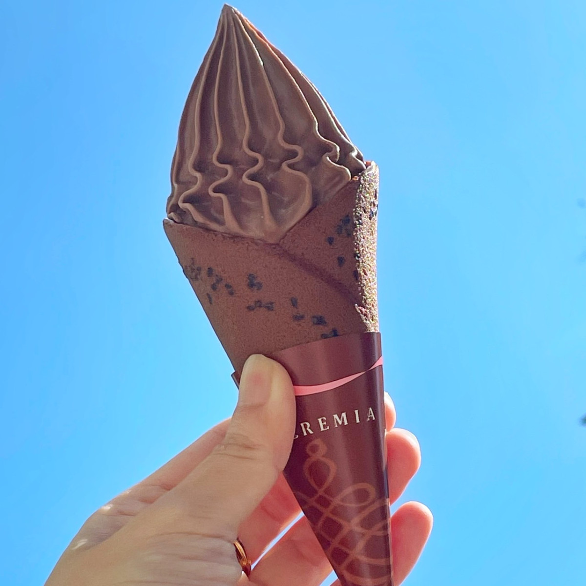 巧克力冰淇淋開賣！Cremia新口味「巧克力冰淇淋」香濃巧克力+巧克力甜筒「這裡」才有