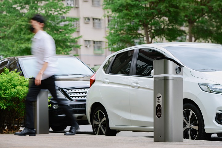 這款停車柱用的是 Gogoro 電池！晟明科技加入 PBGN 打造智慧停車柱解決方案