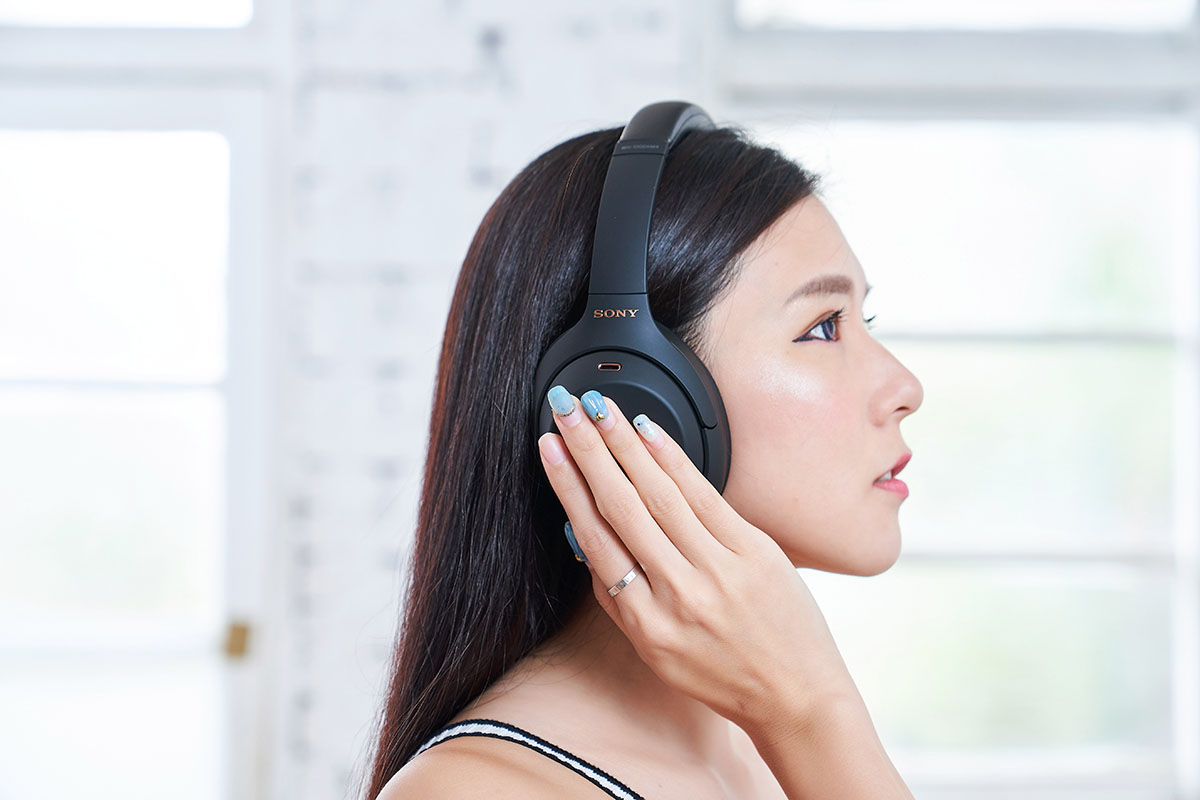 很貼心的一點是 WH-1000XM4 仍保有上一代用手掌覆蓋右聲道耳罩，就能切換成快速注意模式的功能，方便用戶能自行掌握轉換模式的時間。