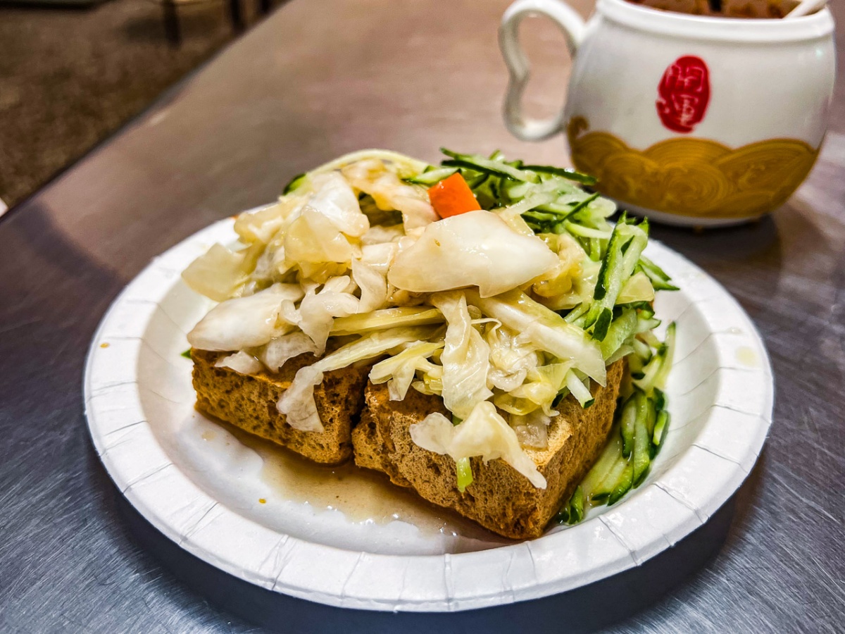 免費紅茶、熱湯無限喝！台中人激推６家臭豆腐：50年老店、爆量泡菜堆成山