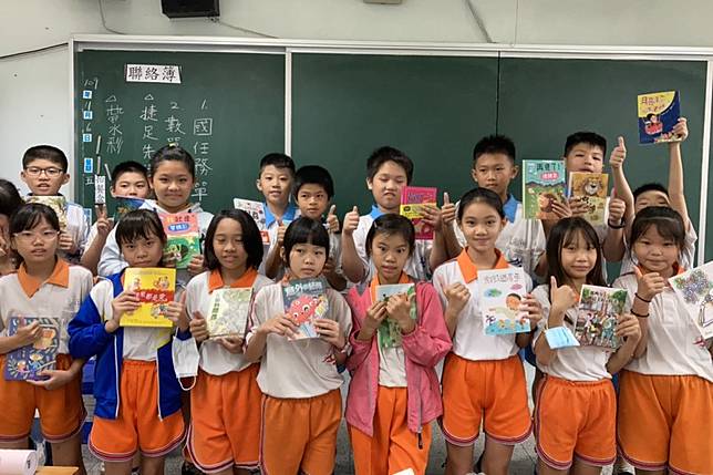 湯爺爺 遺愛屏東第4度捐書8千餘冊 105校受惠 自由電子報 Line Today