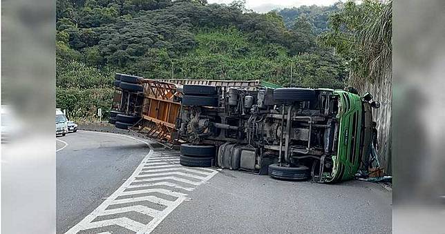大貨車翻覆堵死匝道　警方呼籲用路人改道
