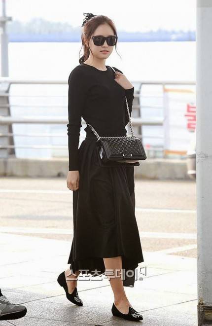 Intip 7 Inspirasi Padu Padan Midi Skirt dari Seleb Korea yang Wajib Kita Tiru