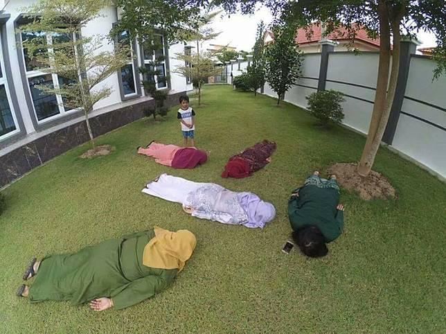 7 Gaya Foto Keluarga Pas Lebaran Ini Bikin Ketawa Ngakak