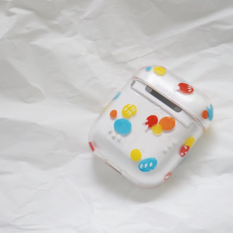 「給夏天加點甜吧。」 商品為全手繪製作的AirPods保護殼。材質為生活防水，如沾上水或塵用紙巾擦拭即可。底殼選用塑料硬殼，可以全方位保護你的耳機。