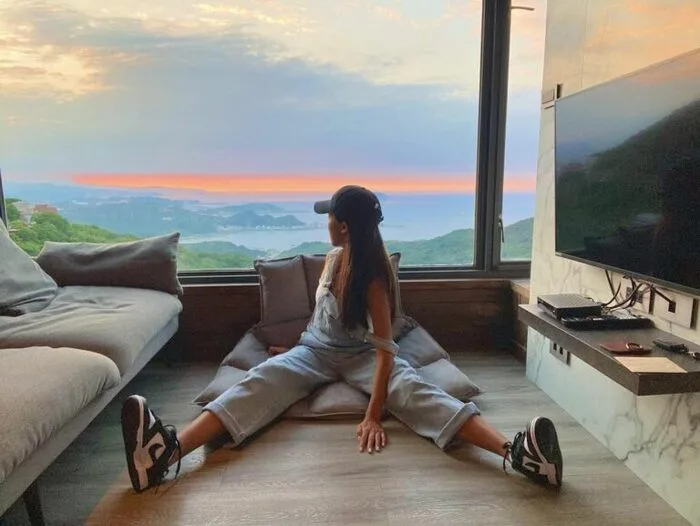 另一家在九份也極為搶手的景觀民宿【山城逸境】，這間台北住宿不同於一般海景房景觀，這裏多了九份山城獨有的山丘與島嶼與海洋相伴，讓畫面更為詩情畫意，上頂樓還有180度的觀景露台可以坐擁整片山水畫。肚子餓有無限享用的膠囊咖啡及麵包24小時Mini BAR，沐浴使用Arenes有機備品，設施部分也採用木質地板與大理石隔牆等，堪稱高品質的五星級民宿。