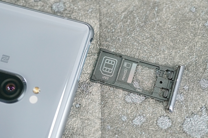 Xperia 1 支援 4G+4G 雙卡雙待，SIM2 和 microSD 共卡槽。