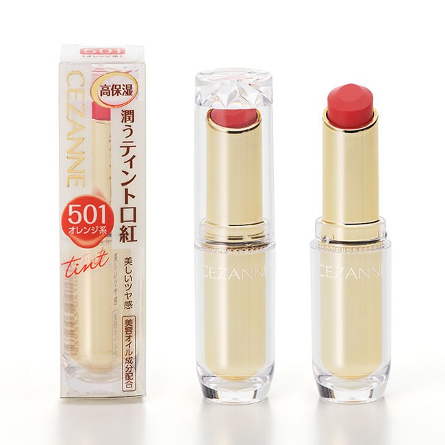詳細介紹 融於肌膚的柔潤質地，緊緊依附雙唇，讓唇彩持久顯色，具高度潤澤感。 Point 1: 極上綿密滑順的質感: 一抹在唇上即能感受唇膏融於雙唇並緊緊依附肌膚。 Point 2: 濕潤光澤感: 蘊含美容油，呈現水潤光澤感。 Point 3: 高度滋潤: 含有三種美容保濕滋潤成分: 乳油木果，荷荷芭油，橄欖油植物萃取。 Point 4: 水晶切割設計: 高雅大方晶透的管身，讓妳期待打開化妝包。 商品規格 商品簡述 CEZANNE 持久潤澤唇膏 732-501 品牌 CEZANNE 規格 3.2g 原產地 日本 深、寬、高 2.1x2.2x8.7cm 淨重 25 g 保存環境 室溫 是否可門市/超商取貨 Y 商品屬性 有效期限 5年