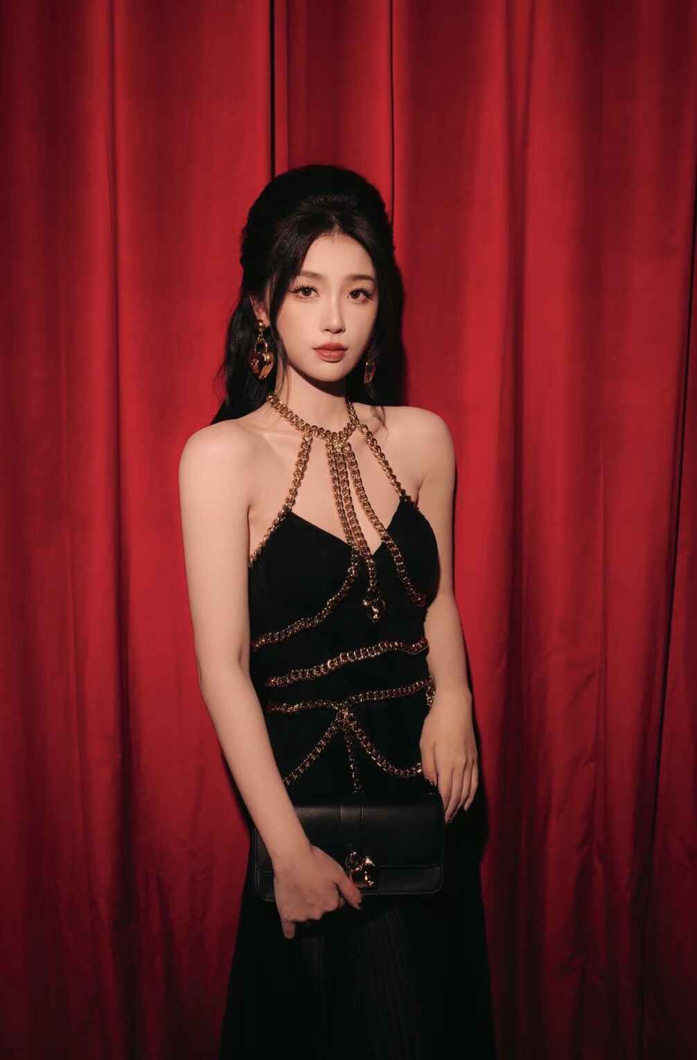 米蘭時裝週上的大陸女星：趙露思Versace展現雙重魅力、張柏芝現身Tomford美翻全網！