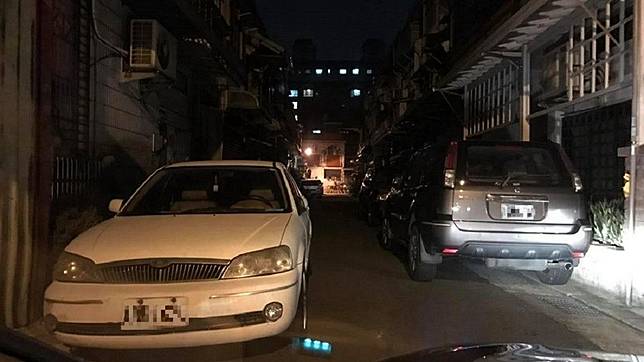 巷子兩邊都被違停車輛堵死，網友無奈「我要怎麼回家？」(圖／截自抱怨公社)