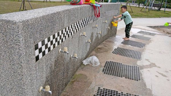 【台北景點】白雲公園-小孩愛不釋手，三種不同類型溜滑梯及多種盪鞦韆的特色公園