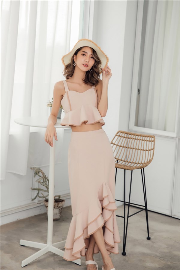 短版設計；立體荷葉設計；側開隱形拉鍊；無内裏。 *商品顏色因電腦螢幕設定差異會略有不同，請以實際商品為準