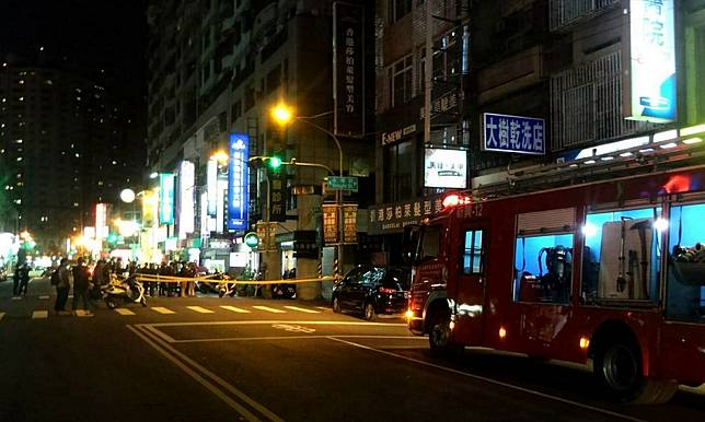 警方封路圍捕嫌犯。記者林保光／攝影