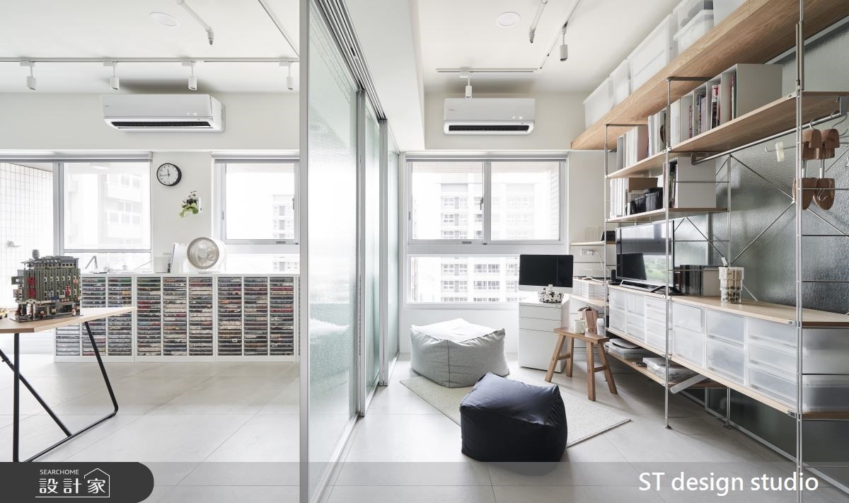 除了木質收納櫃，像是無印良品中輕巧的SUS不鏽鋼收納架也可以搭配塑料PP抽屜使用，鋼骨結構只要增加掛鉤就能懸掛毛巾帽子等物品