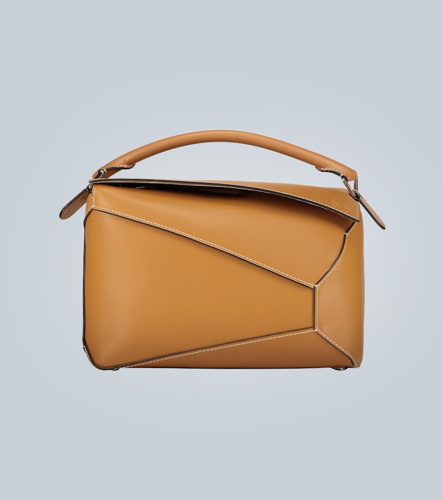 Crafted from leather, this light brown LOEWE shoulder bag features a geometric paneled design with v