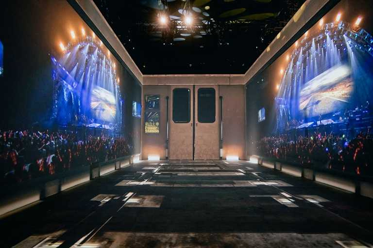 其中互動橋段部分，團隊特別擷取動力火車經典歌曲MV片段，對比2001年與現今的台北忠孝街景，彷彿搭乘時光機，也讓歌迷感受「動力火車」情歌的歷久彌新！