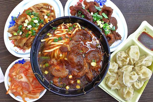 【新莊美食】阿忠牛肉麵-超過30年老店，濃郁香氣逼人的湯頭讓你一喝就愛不釋手