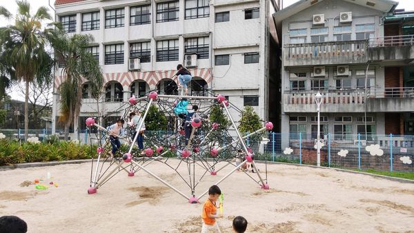 【台北景點】白雲公園-小孩愛不釋手，三種不同類型溜滑梯及多種盪鞦韆的特色公園