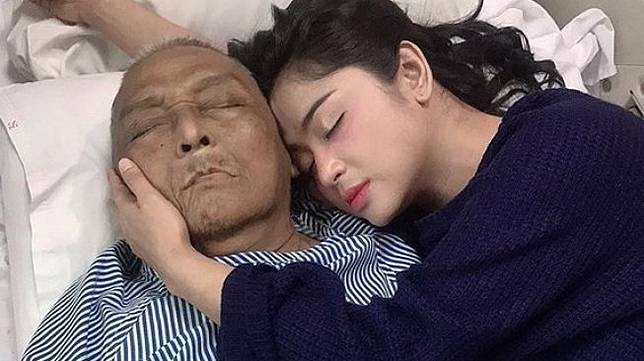 Ayah Dewi Perssik bersama sang ayah