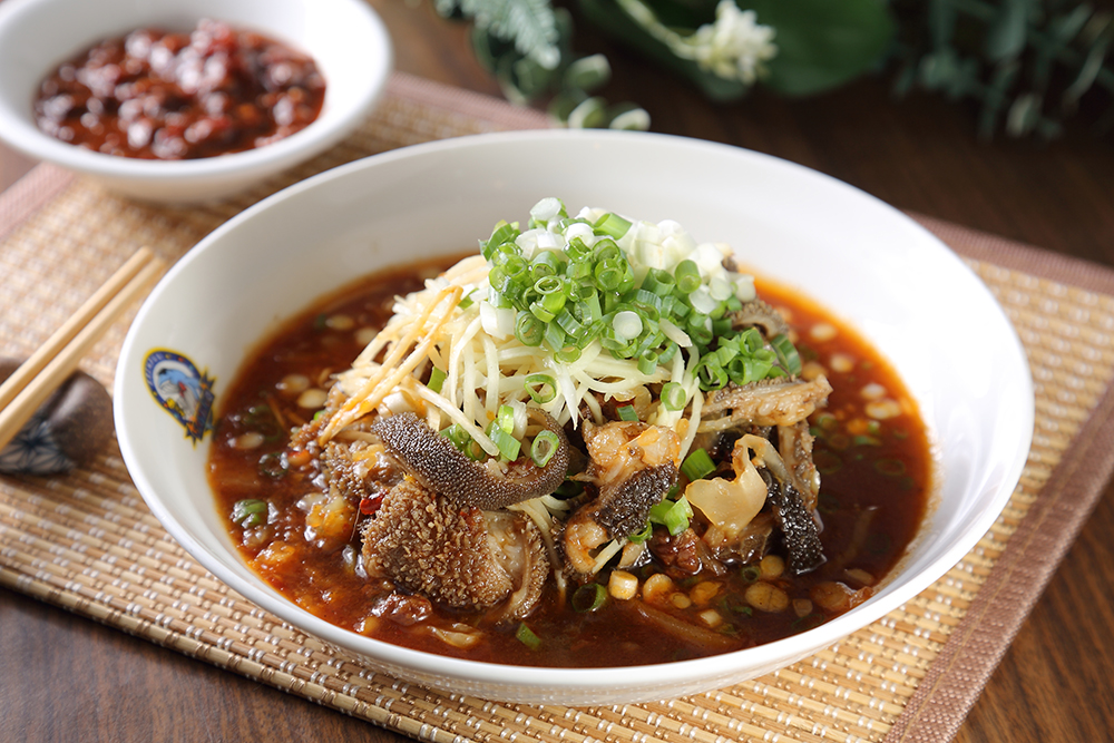 「涼拌羊肚」的黑色外表是未經漂白的真實顏色，羊肚需洗乾淨後先川燙過，再加高湯熬煮，新鮮的羊肚清爽脆口，搭配豆瓣醬和白醋調製的醬汁，酸香微辣，相當開胃。(攝影/Carter)