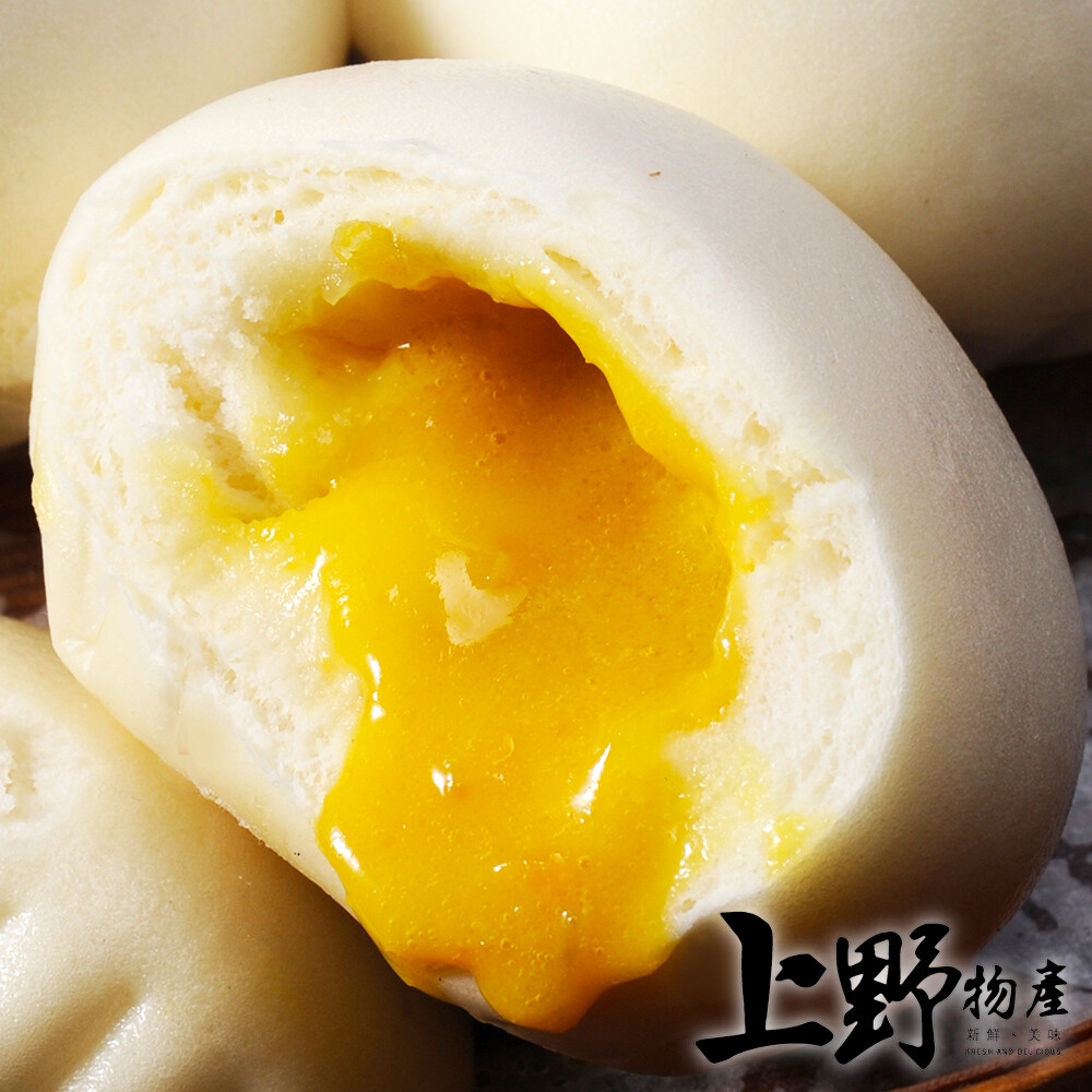 ．一咬噴漿的流沙內餡 ．搭配Q彈嚼勁的麵衣 ．黃金細沙的驚喜吮指回味 1.商品組合/規格：【上野物產】金沙奶黃流沙包（1000g±10%/約20顆/包） 2.商品品名：【上野物產】金沙奶黃流沙包 3.