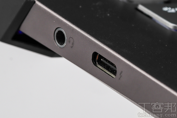 左側 I/O 配置－耳麥複合孔與 Thunderbolt 3 Type-C 位於此處，沒有 Type-A 連接埠。