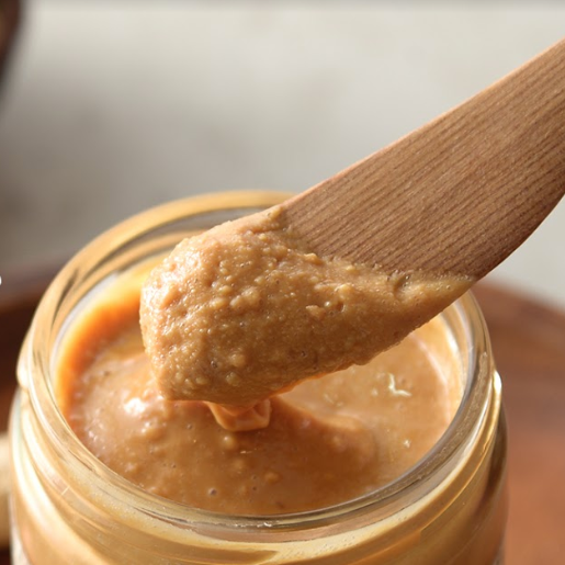 享受整顆花生研磨的好滋味，無加糖，低碳生酮飲食可，接單才現磨，顆粒口感嚼感特別 加入研磨花生碎粒的顆粒花生醬，香氣十足，可以享受顆粒花生醬獨有的特別嚼感 無糖無鹽的花生醬 適合健身人、健康飲食食用 超