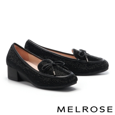 質感羊麂皮及羊皮面料製作而成 3.5cm 低跟設計拉提修飾 水鑽及蝴蝶結交織勾勒出完美鞋履