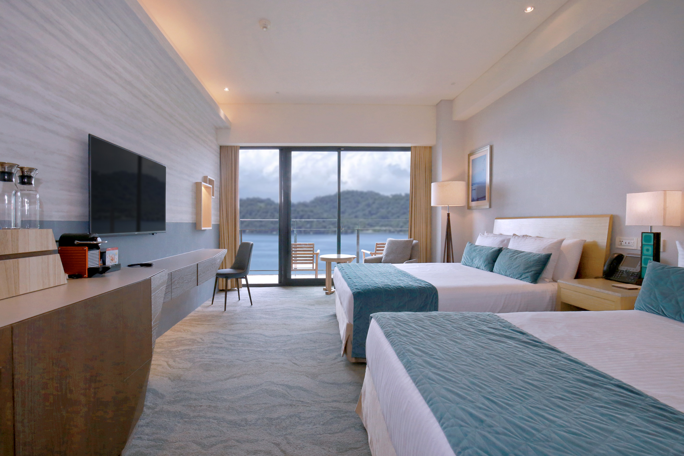雲朗觀光集團攻普發6千商機，全台8館推出多種優惠住房。圖為雲品溫泉酒店經典湖景客房一景。（圖片提供/雲朗觀光集團）