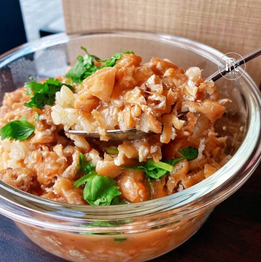 羅東美食｜在地羅東小吃，剛蒸好的油飯顆粒分明，淋上店家特製的滷油豆腐和甜辣醬，入口濕潤卻不油膩，細細咀嚼能嚐到米粒的香氣