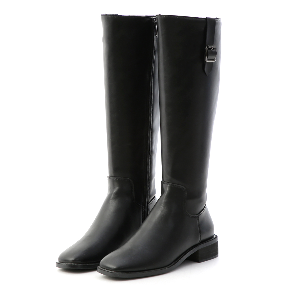 合身的直筒版型讓雙腿看起來更加筆直 側面金屬釦飾豐富了整體視覺架構 讓視線完全集中在足部，創造份量感 貼心的側拉鍊設計穿脫更省時方便 使用橡膠鞋底，具有超防滑耐磨的效果 搭配短褲短裙或是塞靴子都很適合