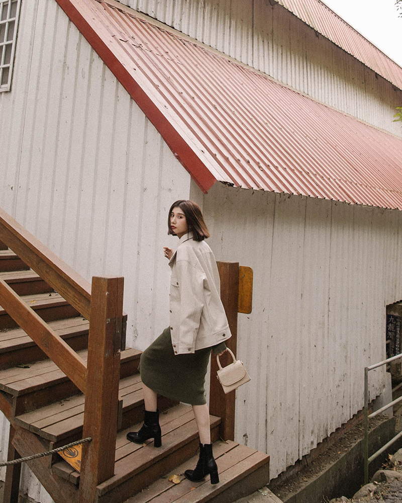 微寬鬆版型/人造皮革 商品長度/適中商品版型/寬鬆商品厚薄/適中商品彈性/無 保養方法：不宜直接水洗，可以用軟布輕輕擦拭。 *平時閒置期間建議放置在防塵袋中並保持通風乾燥。 *請避免放置在高溫或陽光直