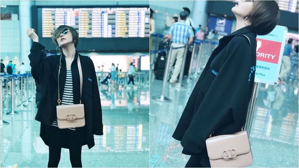 小S (徐熙娣) - Valentino Garavani VSLING 奶茶色亮澤小牛皮小型肩背包，NT$76,000 