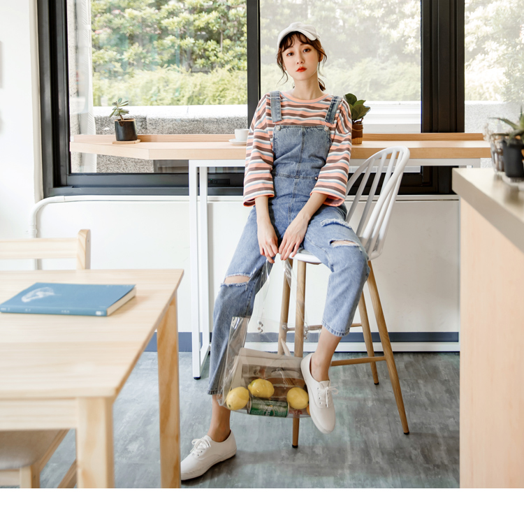 採用舒適透氣親膚、含棉量高的牛仔面料， 淺藍水洗色調帶出活力與清新感， 造型皮革條片點綴造型亮點，加上充滿個性感的刷破設計， 隨意搭配簡單的T-Shirt或無袖上衣，打造隨性的穿搭Look ! ***