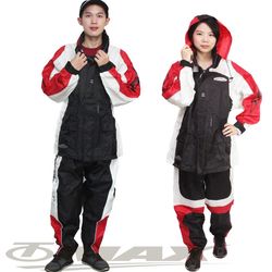 ◎1.高密度尼龍防水布料精心縫製而成|◎2.雨衣腰身鬆緊設計，美觀有造型|◎3.上衣、雨褲全身前後特殊反光片4.上衣雨褲，皆有透氣軟布內裡5.兩層式門襟設計防水更佳品牌:天龍牌種類:兩件式雨衣適用對象