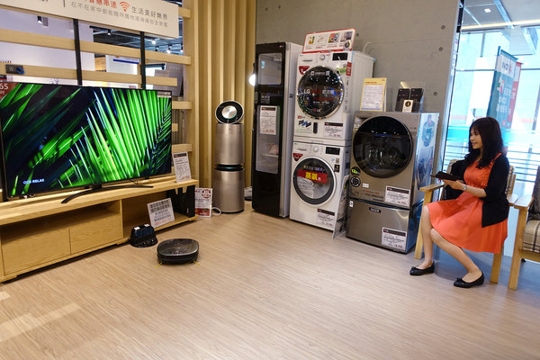 COVEx夏普展演活動，捷運小巨蛋站智慧生活館，結合咖啡店、家電體驗、廚藝教室、精選生活好物、特賣會，可場地租借且有網美牆打卡的主題式情境賣場