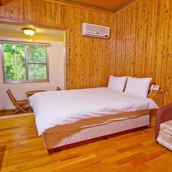 埔里桃米坑的美麗生態民宿 前往佳園的路上，是林木蓊鬱的幽曲小徑，在車內左顧右盼的我，就算是車子的快速劃過，每一個彎道都叫人相當好奇興奮不已…… 埔里民宿佳園渡假山莊位於生態豐富的桃米生態村內，桃米生態