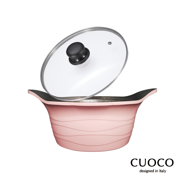【義大利CUOCO】暄妍粉鈦晶岩不沾湯鍋組(附蓋) 商品特色： 1.使用韓國獨家研發Titanium Volcanic 鈦晶岩鑄造技術，粹取火山晶岩粒子，與鈦金屬完美結合，締造耐磨抗刮新奇蹟。 2.鍋