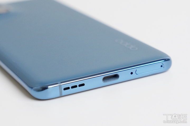 底部為揚聲器、Type-C 連接埠、麥克風、SIM 卡槽。