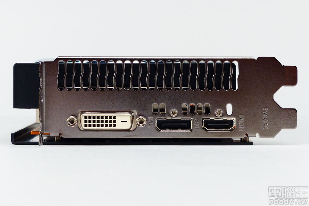 視訊輸出埠安排 1 個 DisplayPort 和 1 個 HDMI，考量到此市場定位的需求，亦保留 1 個 DVI-D single link。